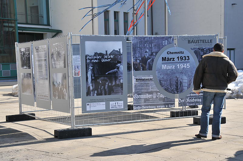 Wanderausstellung - Geschichtsbaustelle Chemnitz am 5. März 2013 vor dem TIETZ