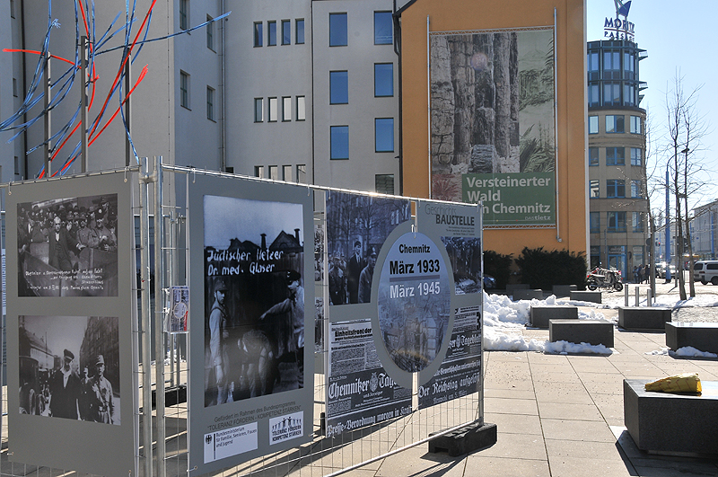 Wanderausstellung - Geschichtsbaustelle Chemnitz am 5. März 2013 vor dem TIETZ